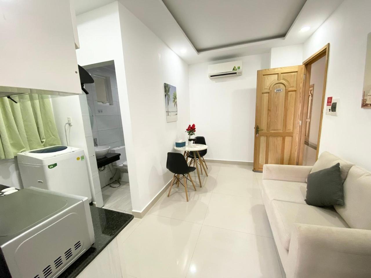 Khách sạn hẻo lánh Away Minh Khai - Serviced TP. Hồ Chí Minh