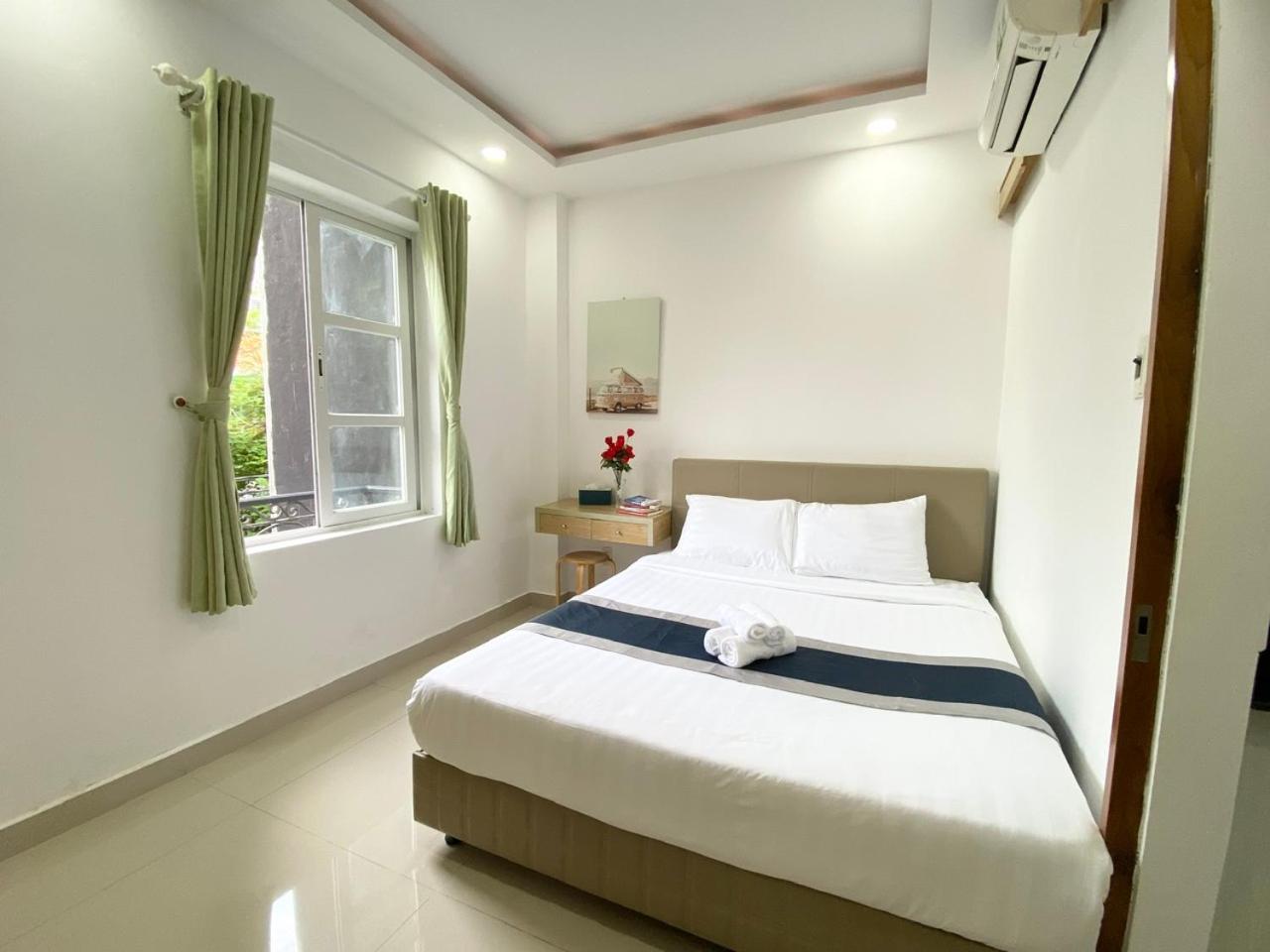 Khách sạn hẻo lánh Away Minh Khai - Serviced *